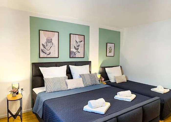 Charmantes 3-Zi-Apartment Am Schloessle In Lechhausen-Garage-Balkon-Kueche-Smart Tv