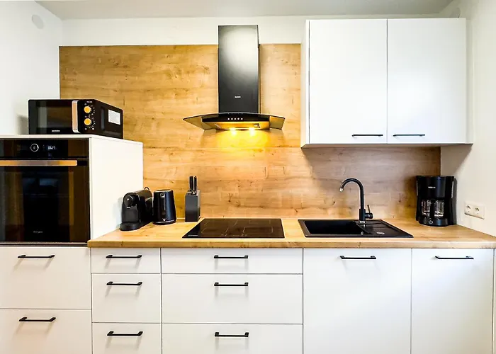 Charmantes 3-Zi-Apartment Am Schloessle In Lechhausen-Garage-Balkon-Kueche-Smart Tv