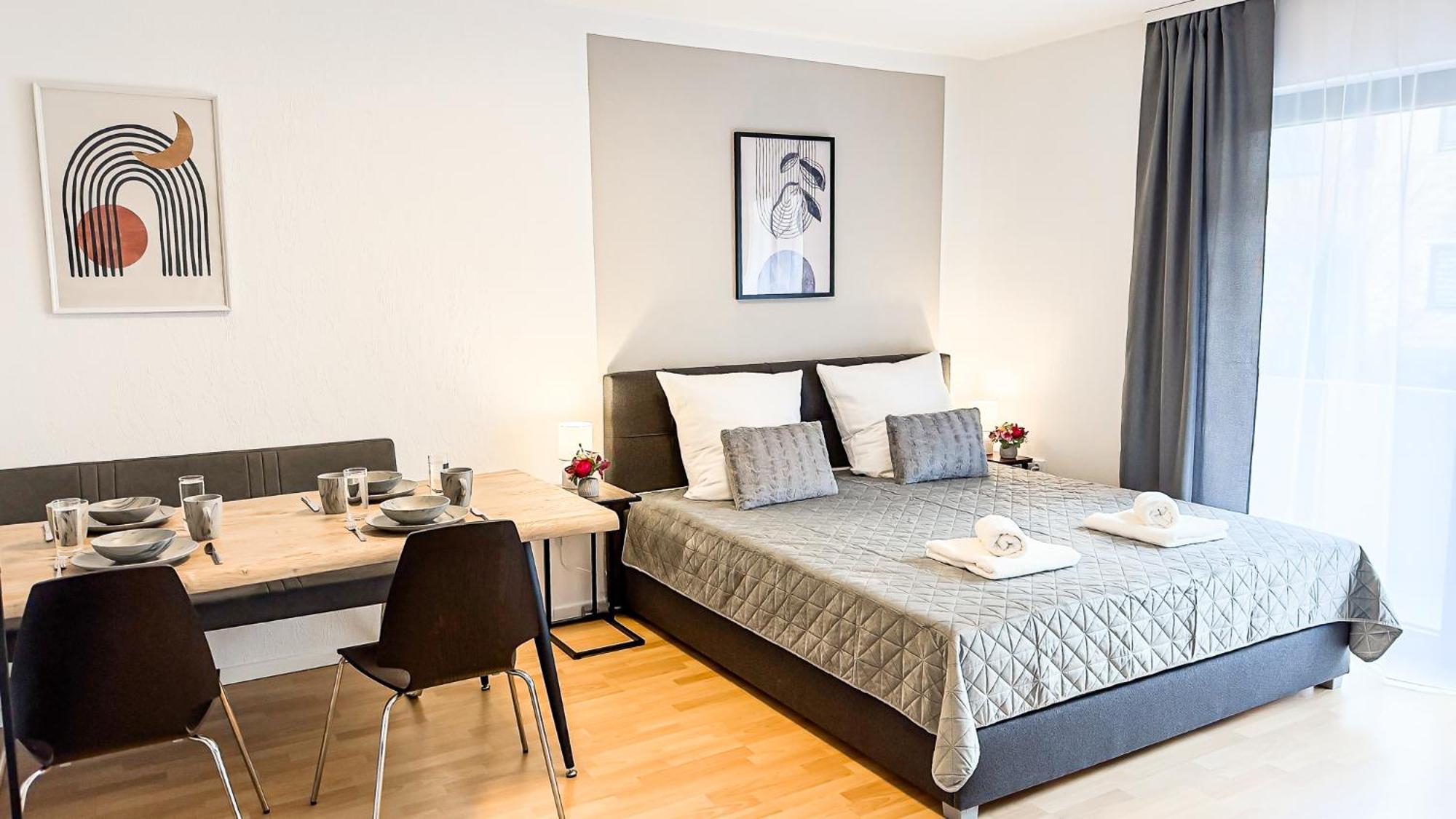 Charmantes 3-zi-apartment Am Schloessle In Lechhausen-garage-balkon-kueche-smart Tv Apartment